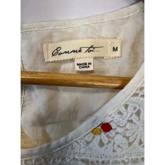 Women's Comme Toi Short Sleeve Tee M Off-White Multicolor Embroidered Top Boho - Picture 9 of 10